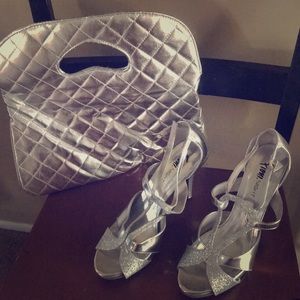 Women’s silver shoe & bag set